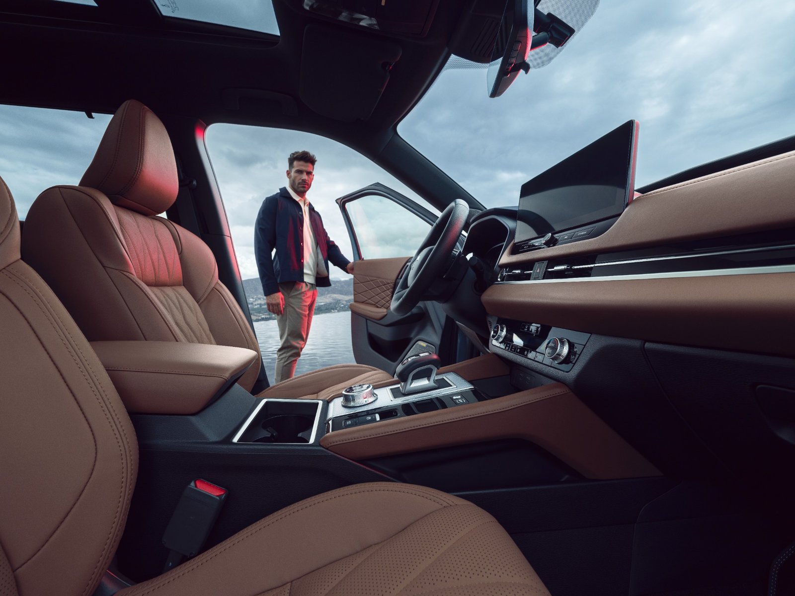 24my Outlander Phev Humantouch 07 1600w - A.F. Noble & Son