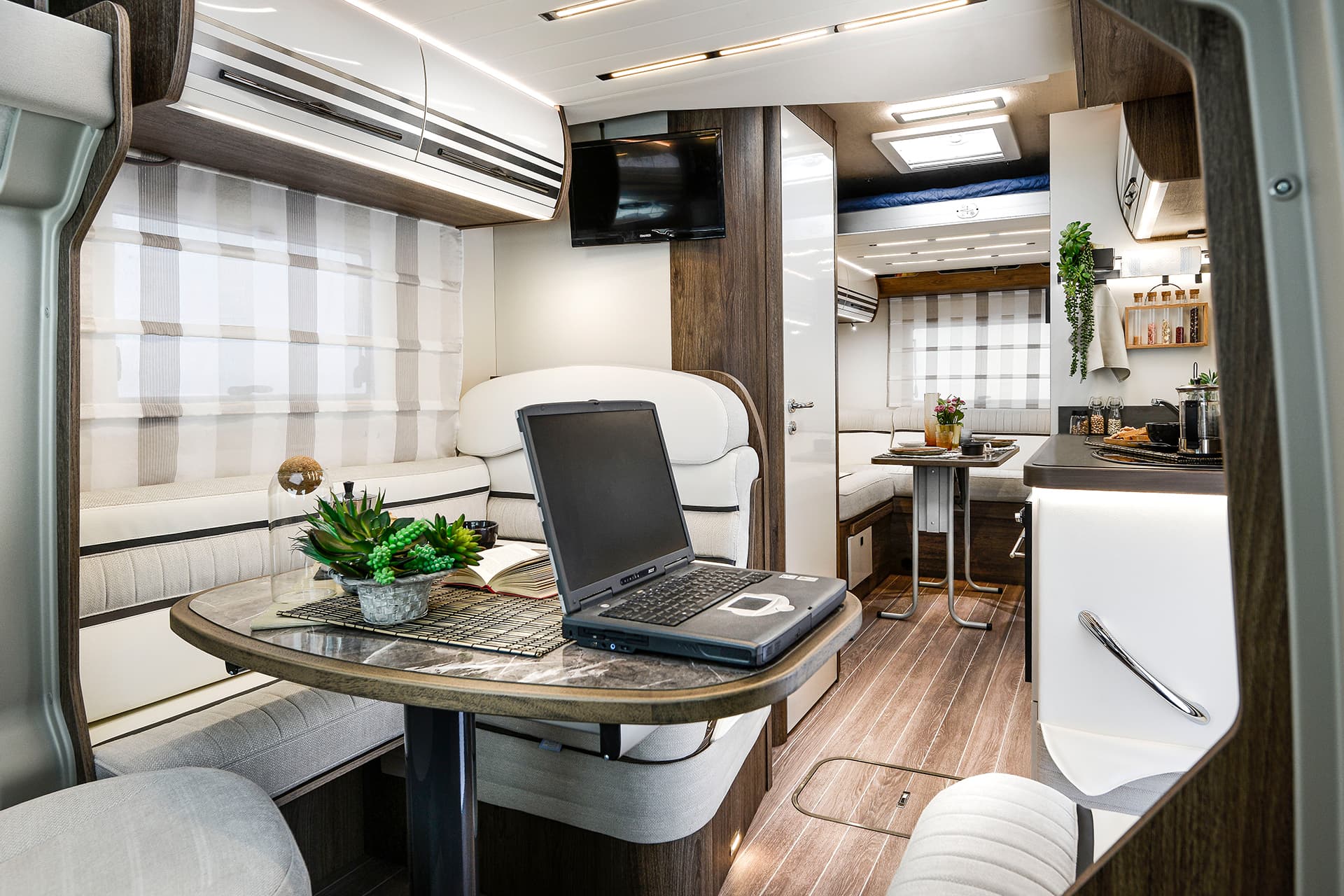 T Line 700 Main Interior 1 (1) - Tottington Motor Company