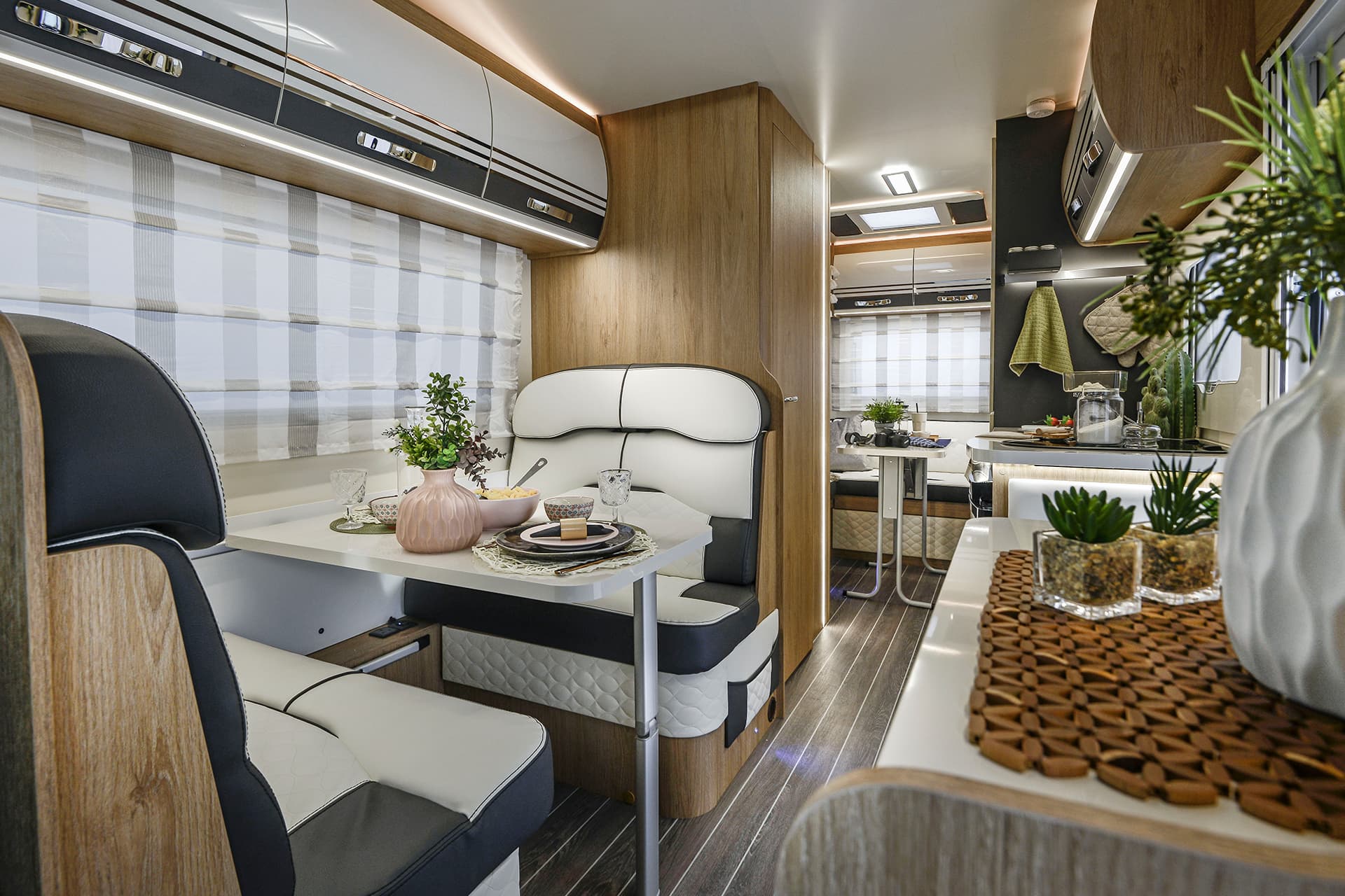 Autoroller 746 Main Interior (1) - Tottington Motor Company