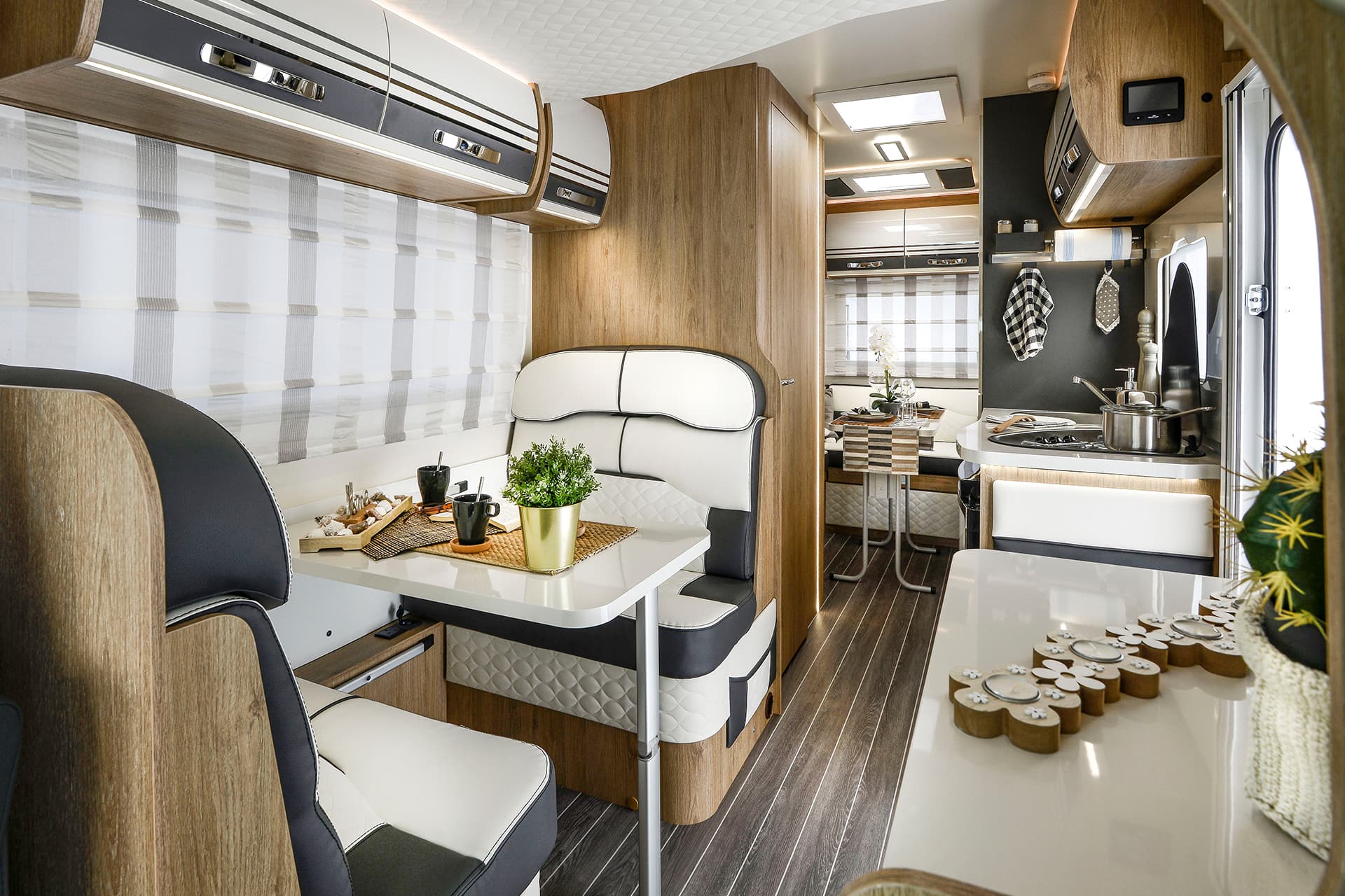 Autoroller 747 Main Interior 1 (1) - Tottington Motor Company