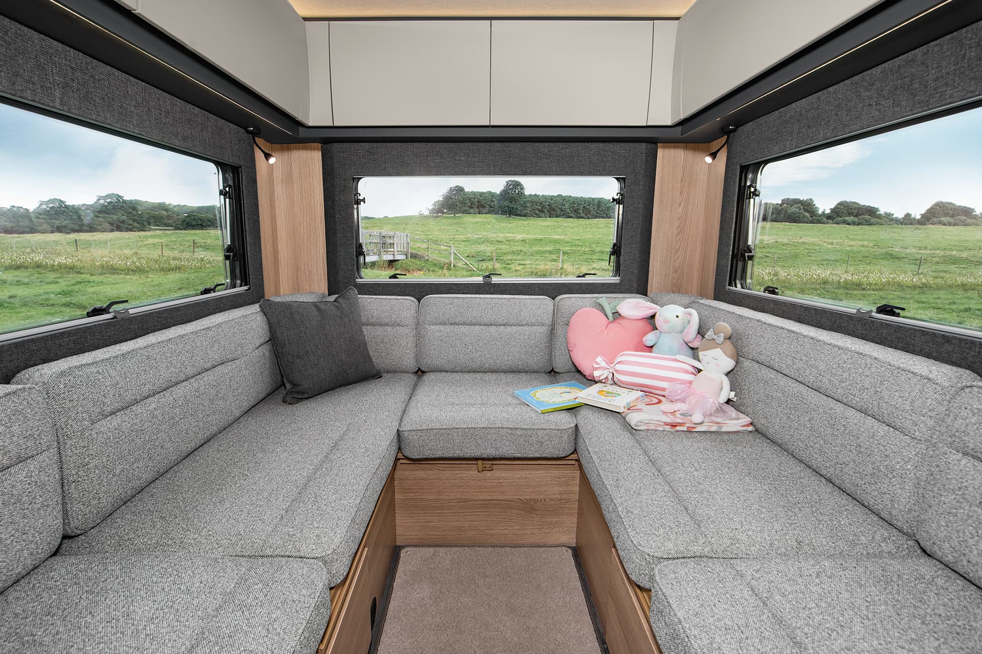 Excel 6902l Rear Lounge High Res (1) - Tottington Motor Company