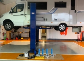 Hydraulics self-levelling installation