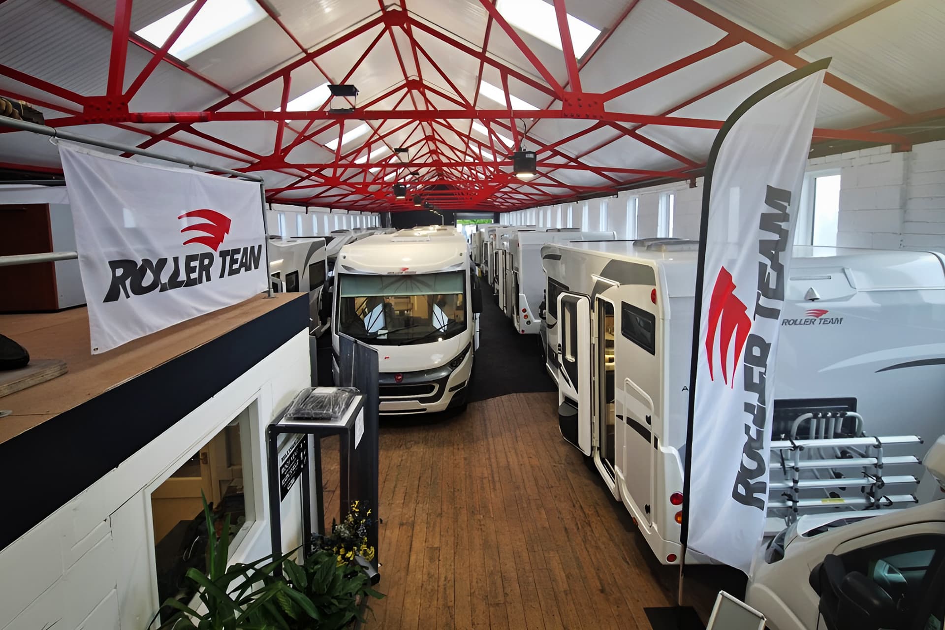 Solent Motorhomes Ltd Home Page Hero (1) - Solent Motor Homes Ltd