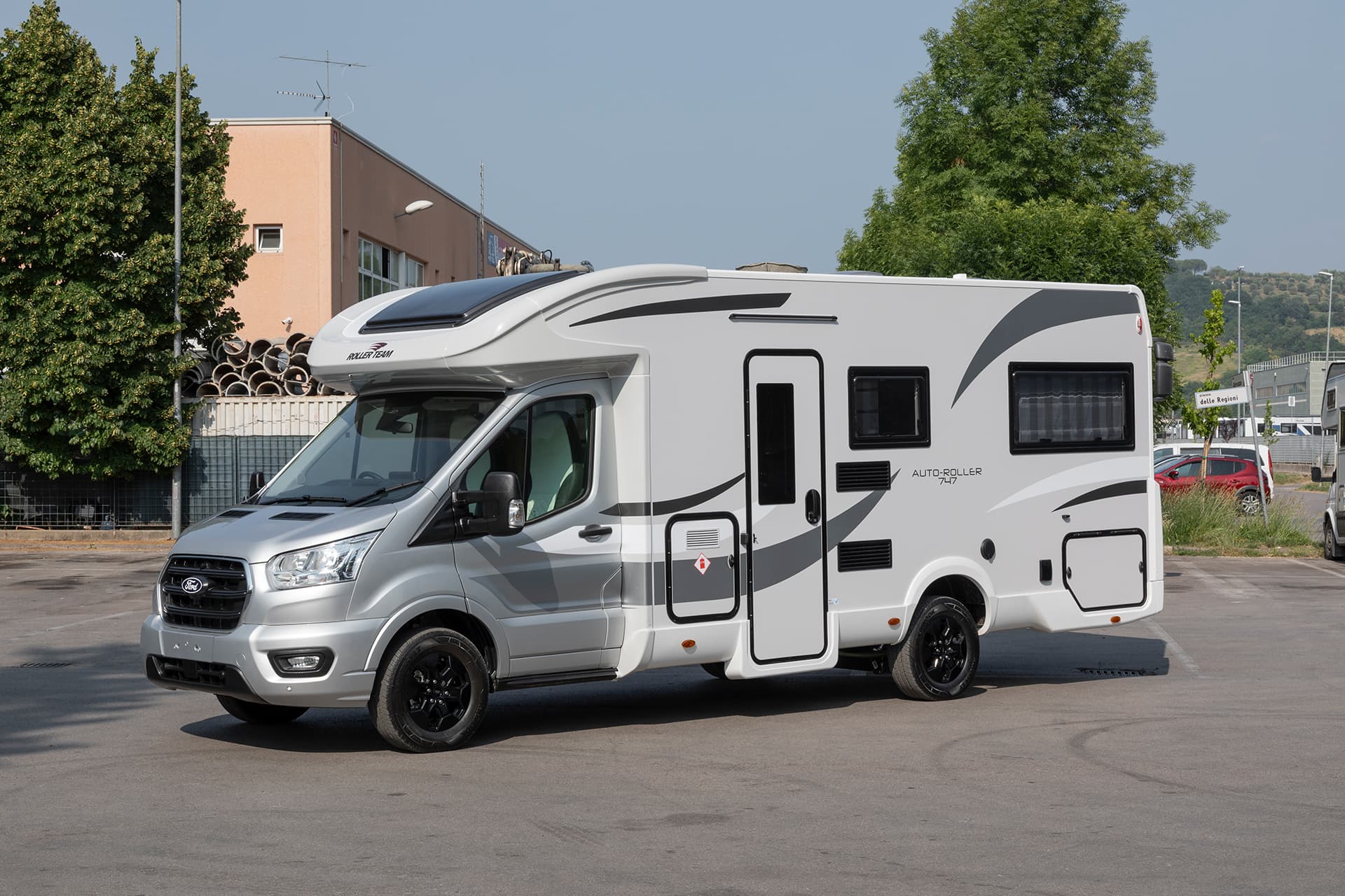 Auto Roller 747 (2) (1) - Solent Motor Homes Ltd