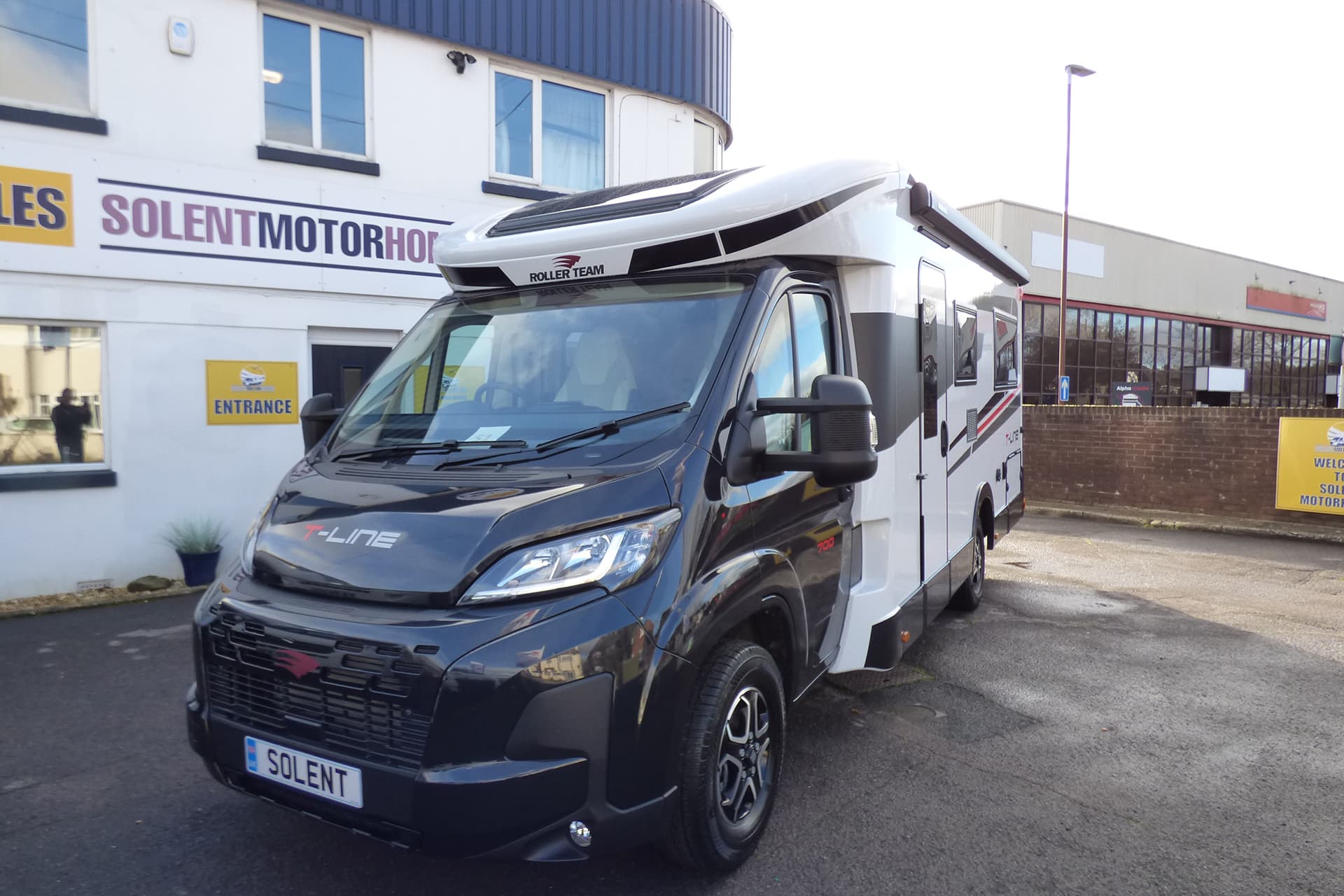 T Line 700 External (1) - Solent Motor Homes Ltd