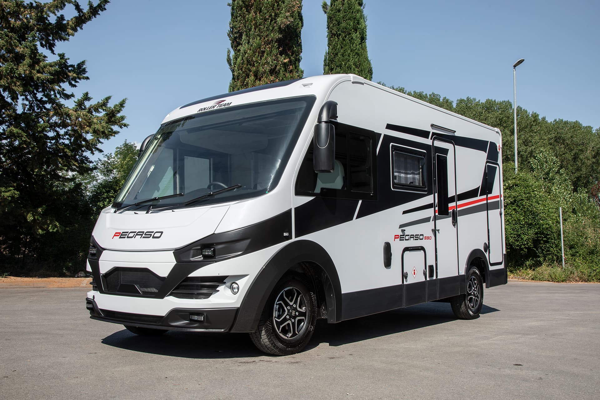 Pegaso 590 External (1) - Solent Motor Homes Ltd